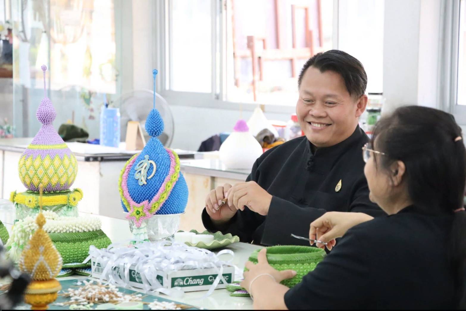 title - เลขาธิการ ส.ป.ก. บันทึกเทปให้สัมภาษณ์กิจกรรมการดำเนินงานผลสำเร็จของศูนย์ศิลปาชีพบางไทรฯ ณ ศูนย์ส่งเสริมและพัฒนาอาชีพเสริมนอกภาคการเกษตร